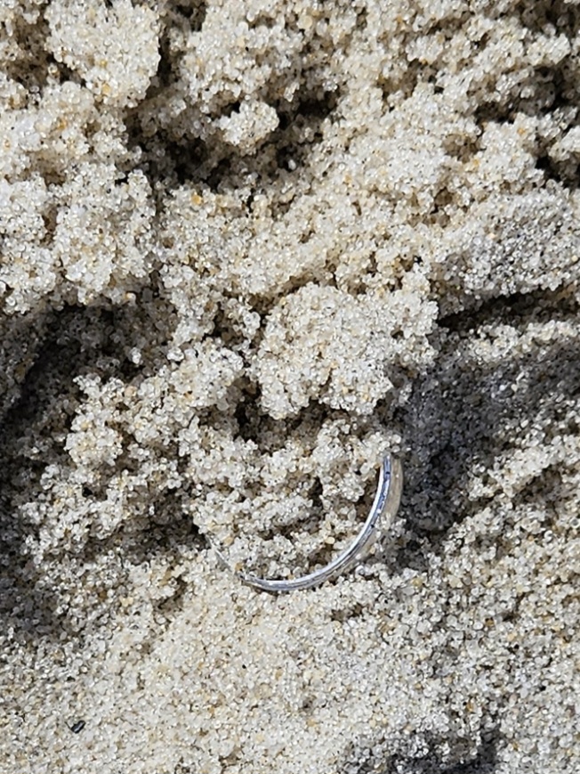 Cape May New Jersey find ring in the sand with metal detector